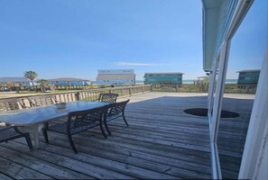 Outdoor dining - Cozy and Clean steps from the beach. Gulf views <3 (Freeport)