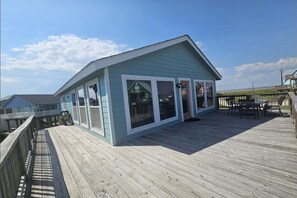 Outdoor dining - Cozy and Clean steps from the beach. Gulf views <3 (Freeport)