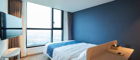 Quarto casal superior, 1 cama de casal, vista para o oceano | Edredons de pluma, escrivaninha, espaço de trabalho para notebook