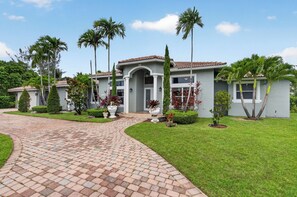 Exterior - Prodigious 4 Bedroom, 4.5 Bathroom Manor w/ Pool (Southwest Ranches)