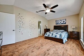 3 habitaciones, escritorio, tabla de planchar con plancha y wifi gratis 