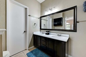 Combined shower/bathtub, hair dryer, towels, soap - Modern Pflugerville Home Near Austin and Tech Hub (Pflugerville)