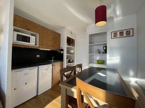 Kylskåp, mikrovågsugn, ugn och spishäll