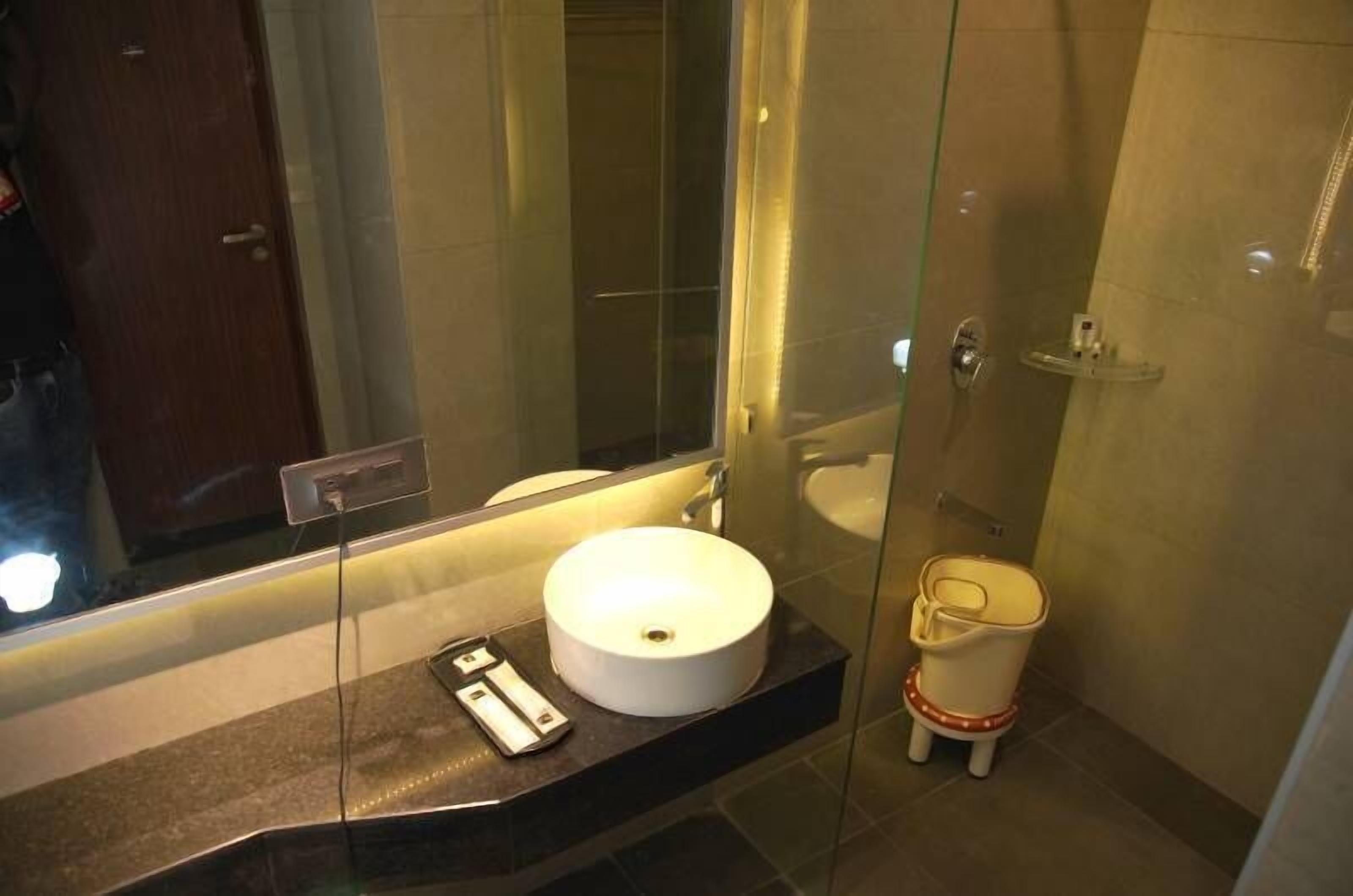 Junior Room | Bathroom