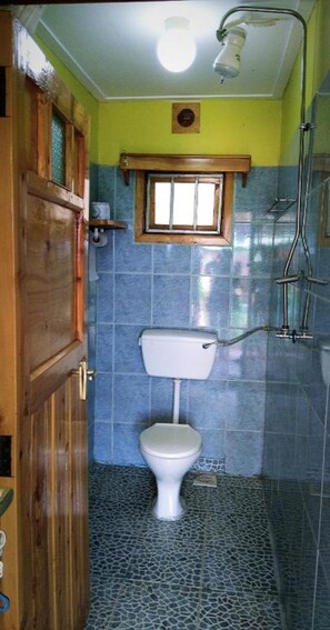 Standard Room | Bathroom | Combined shower/bathtub, towels - Too Guest House (Iten)