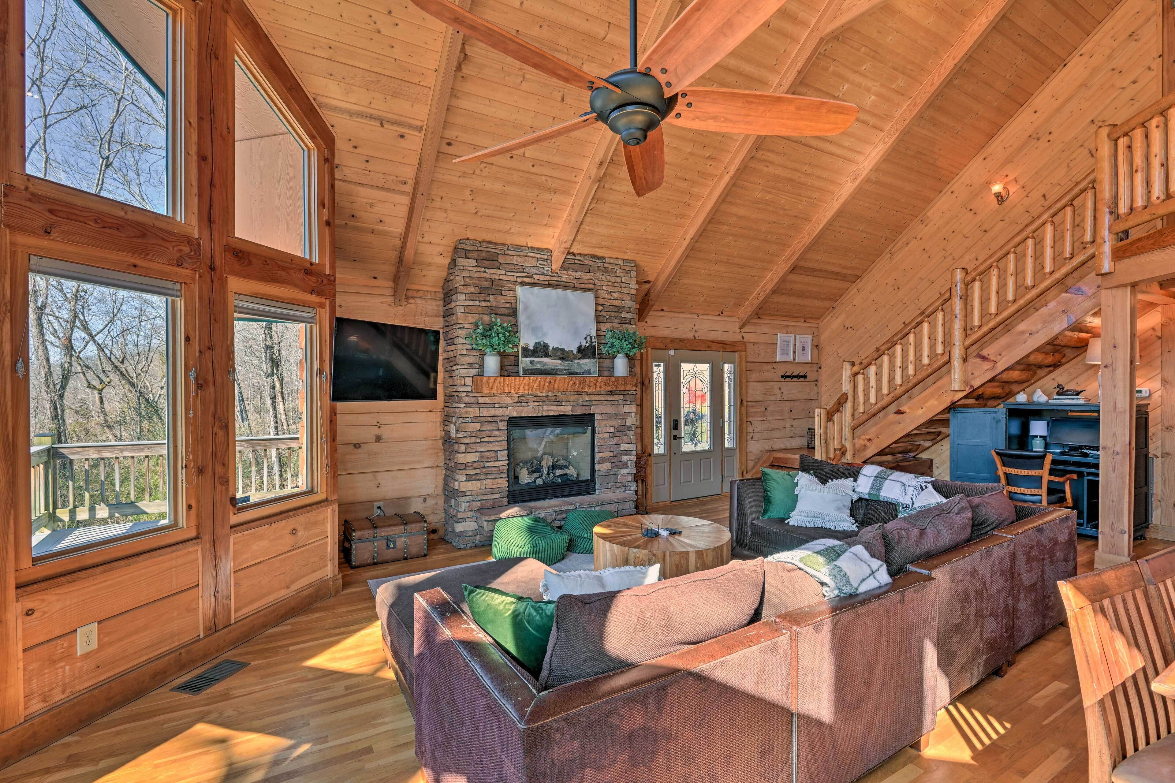 Center Hill Lake Cabin w/ Wraparound Deck!