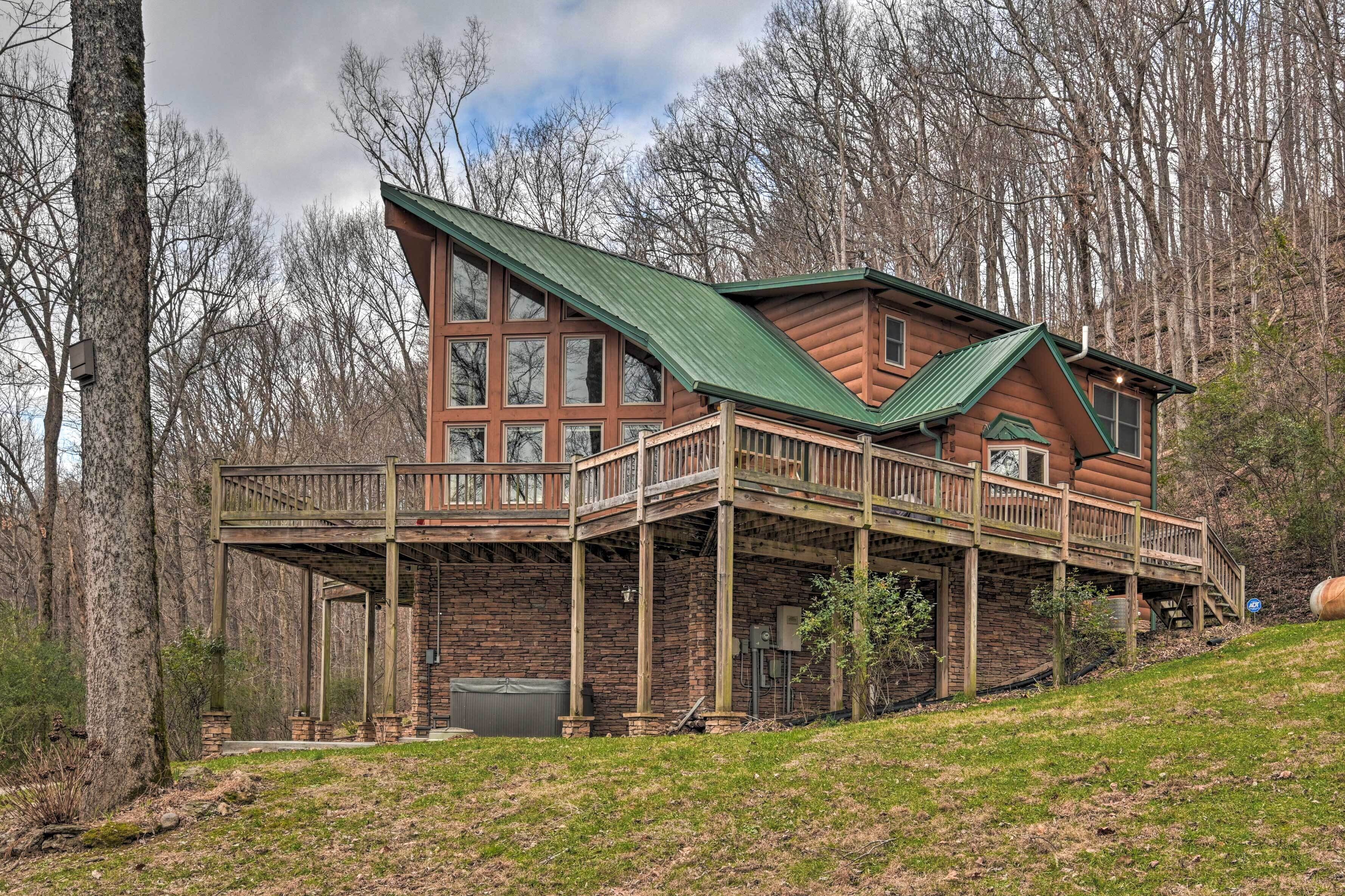 Center Hill Lake Cabin w/ Wraparound Deck!