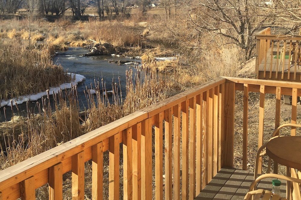 Charming WoodlandCabin with Stunning River Views!
