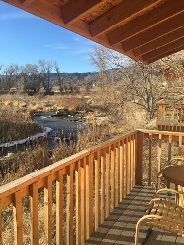 Charming WoodlandCabin with Stunning River Views!