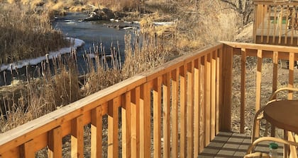 Charming WoodlandCabin with Stunning River Views!