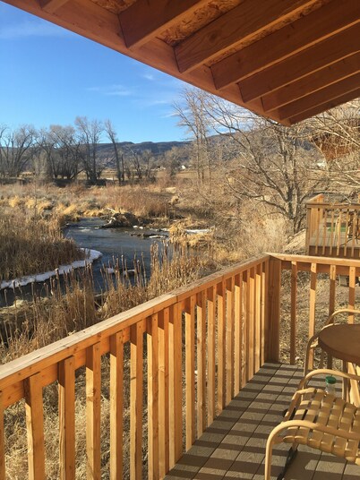 Charming WoodlandCabin with Stunning River Views!