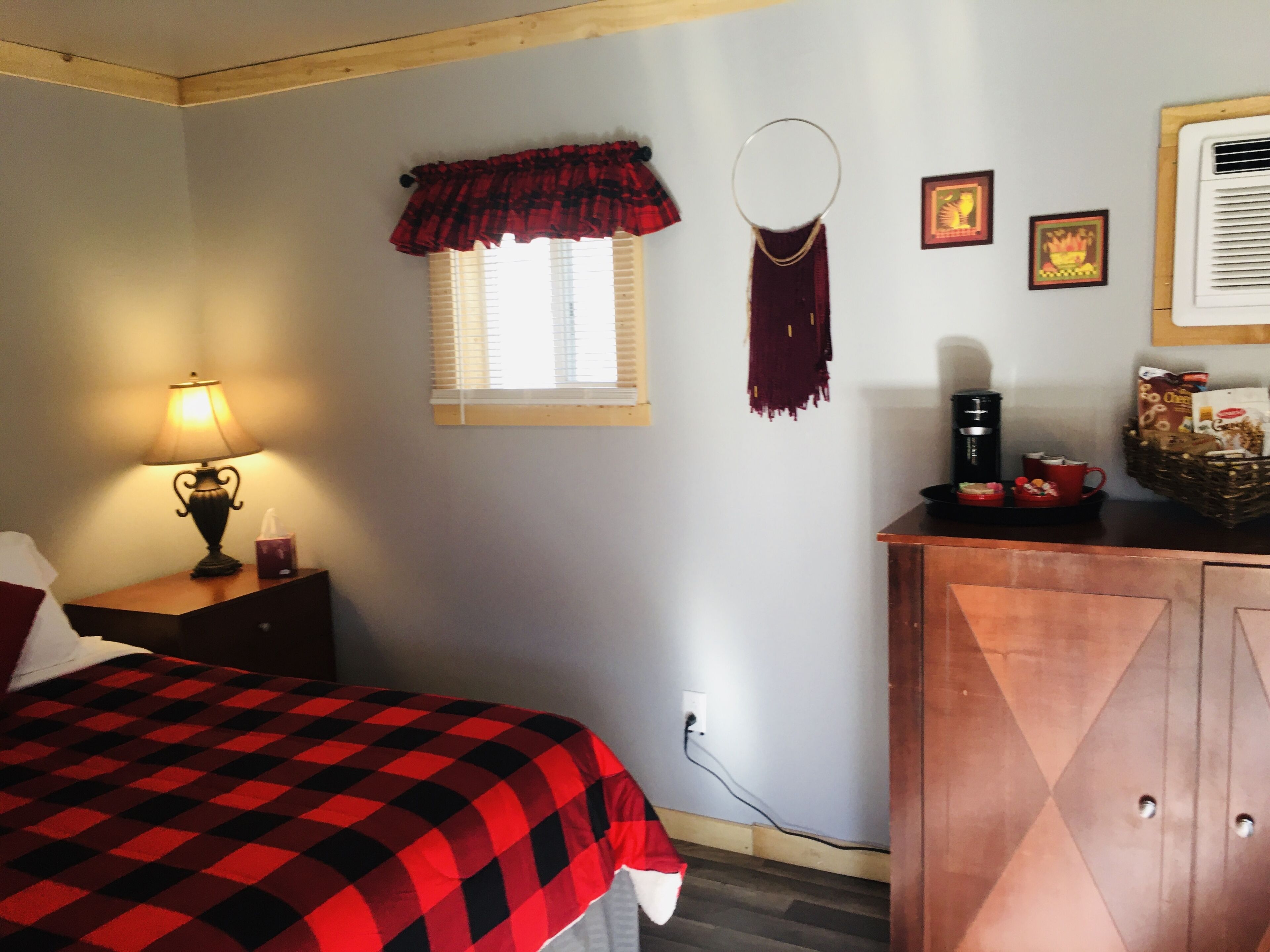 Charming WoodlandCabin with Stunning River Views!