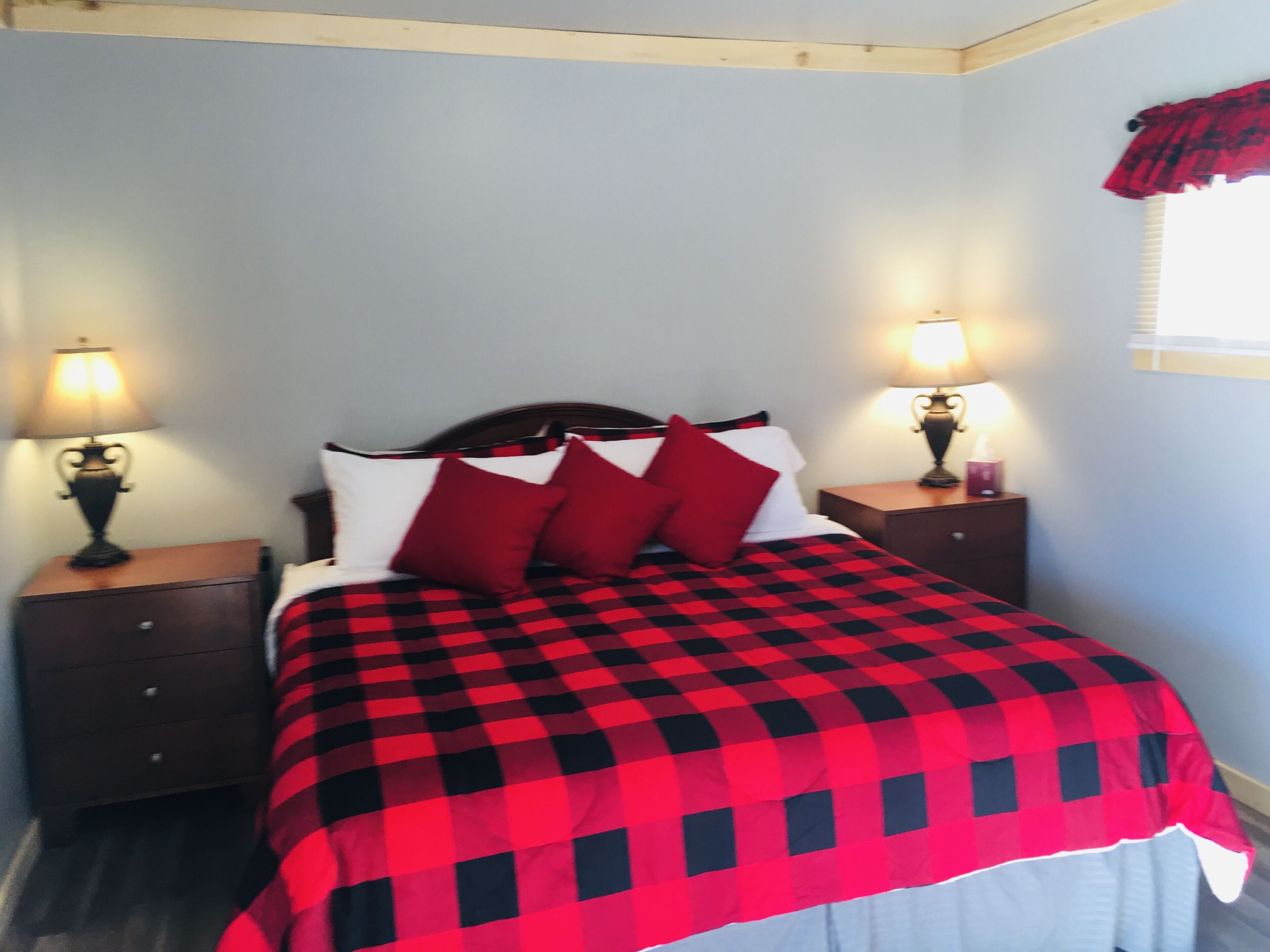 Charming WoodlandCabin with Stunning River Views!