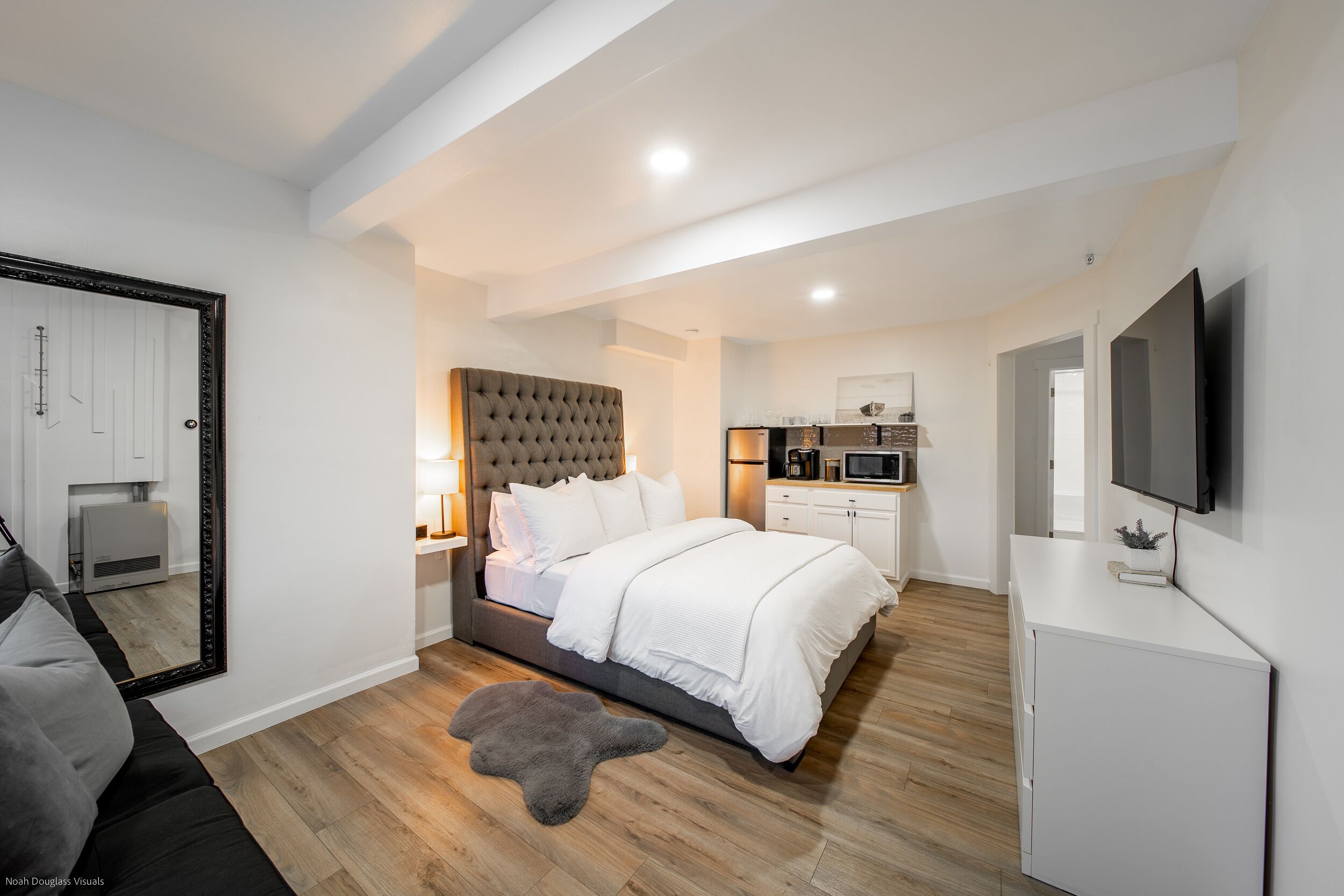 Contemporary Studio Apartment in Great Location