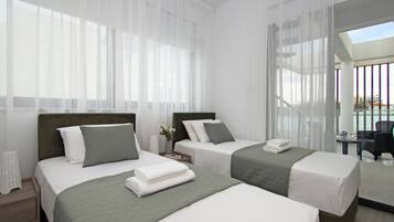 3 habitaciones, tabla de planchar con plancha, internet y ropa de cama