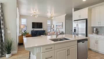 Townhome, 4 Bedrooms | Private kitchen | Fridge, oven, coffee/tea maker, toaster