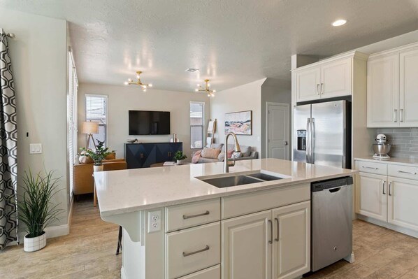 Maison mitoyenne, 4 chambres | Cuisine privée | Réfrigérateur, four, cafetiÚre/bouilloire, grille-pain