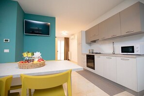 Køleskab, mikrobølgeovn, kogeplade, kaffe-/temaskine