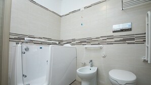 Ein Badezimmer mit Badewanne, Bidet und Toilette.