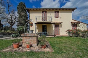 Exterior - Casa Corolla B: A characteristic and welcoming apartment that is part of an ancient country house surrounded by the greenery, with Free WI-FI. (San Gimignano)