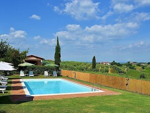 Pool - Casa Corolla B: A characteristic and welcoming apartment that is part of an ancient country house surrounded by the greenery, with Free WI-FI. (San Gimignano)
