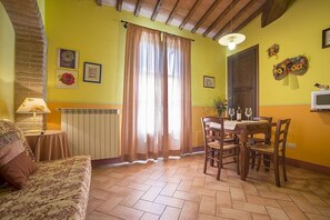 TV, table football - Casa Corolla A: A characteristic and welcoming apartment that is part of an ancient country house surrounded by the greenery, with Free WI-FI. (San Gimignano)