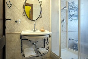 Shower, hair dryer, towels - Casa Corolla A: A characteristic and welcoming apartment that is part of an ancient country house surrounded by the greenery, with Free WI-FI. (San Gimignano)