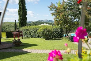 Property grounds - Casa Corolla C: A characteristic and welcoming apartment that is part of an ancient country house surrounded by the greenery, with Free WI-FI. (San Gimignano)