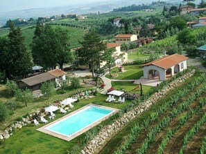 Pool - Casa Corolla C: A characteristic and welcoming apartment that is part of an ancient country house surrounded by the greenery, with Free WI-FI. (San Gimignano)