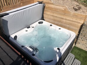 Outdoor spa tub - Kernow House  -  a house  that sleeps 7 guests  in 3 bedrooms (Braunton)