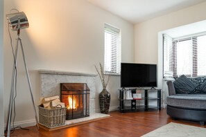 Televisión y chimenea 