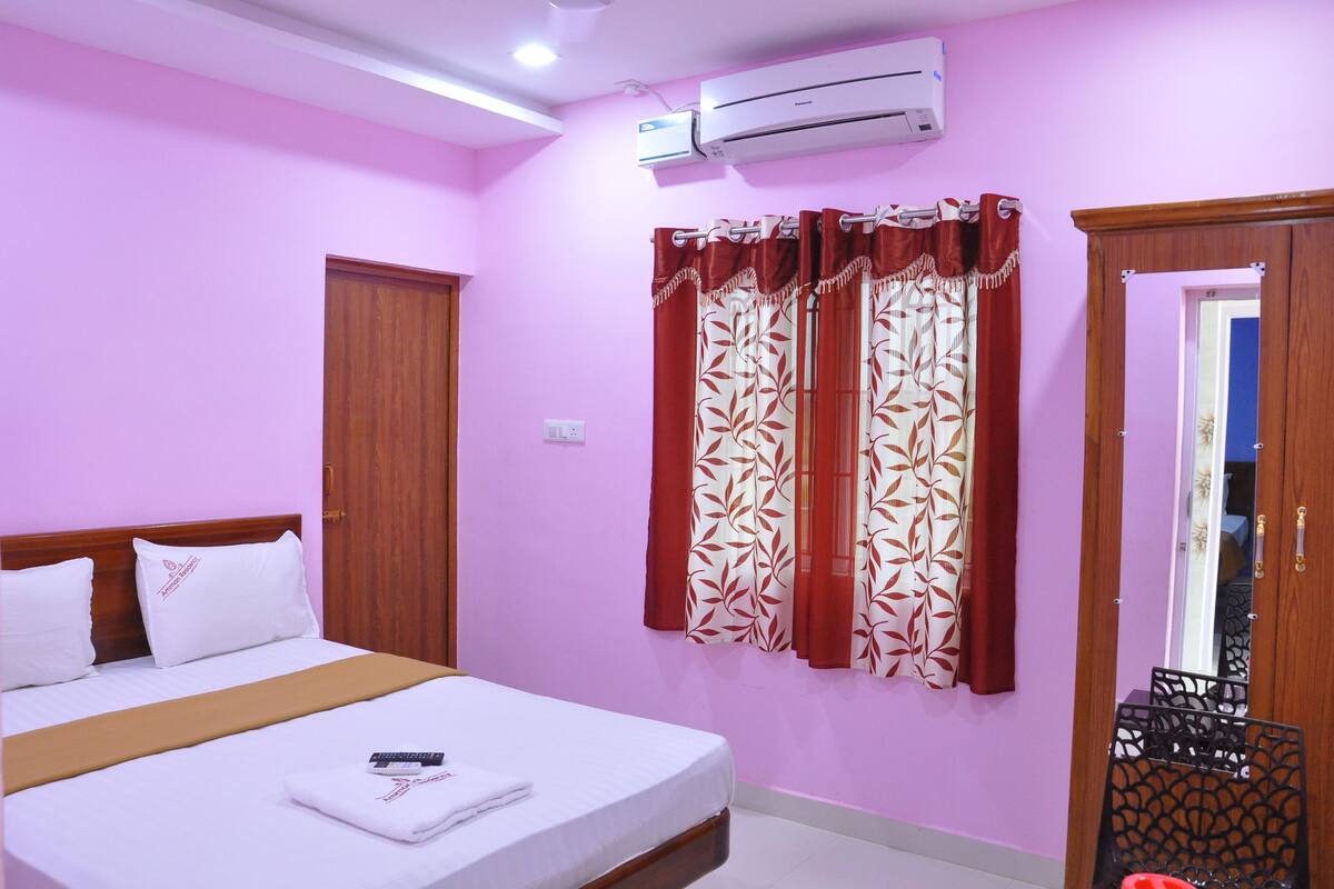 Egyptian cotton sheets, premium bedding, free WiFi