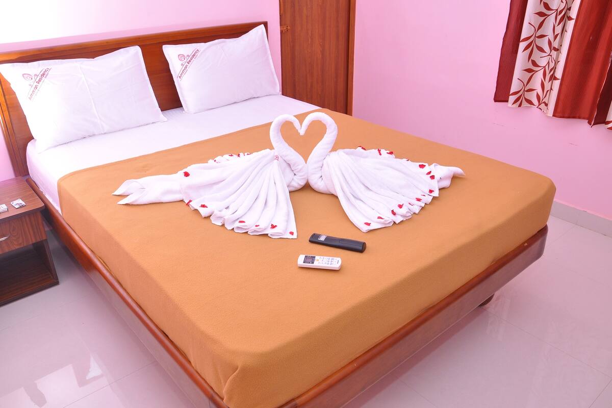 Egyptian cotton sheets, premium bedding, free WiFi