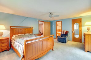 3 bedrooms, desk, travel cot, Internet - Lake Access & Decks: Pet-Friendly Poconos Cabin! (Pocono Lakes)