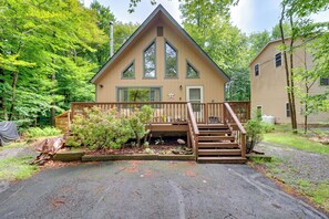 Exterior - Lake Access & Decks: Pet-Friendly Poconos Cabin! (Pocono Lakes)