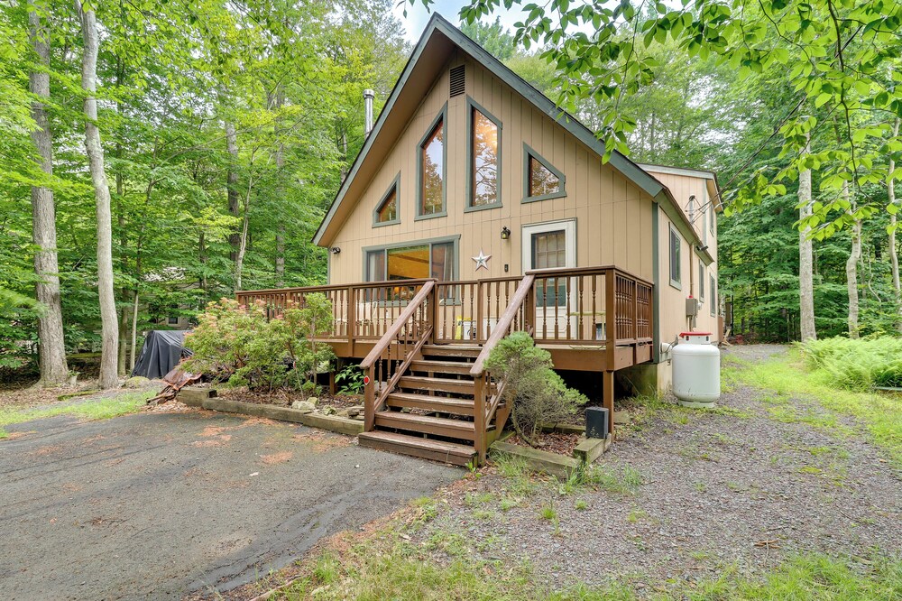 Spacious Pocono Lake Cabin w/ Community Amenities!