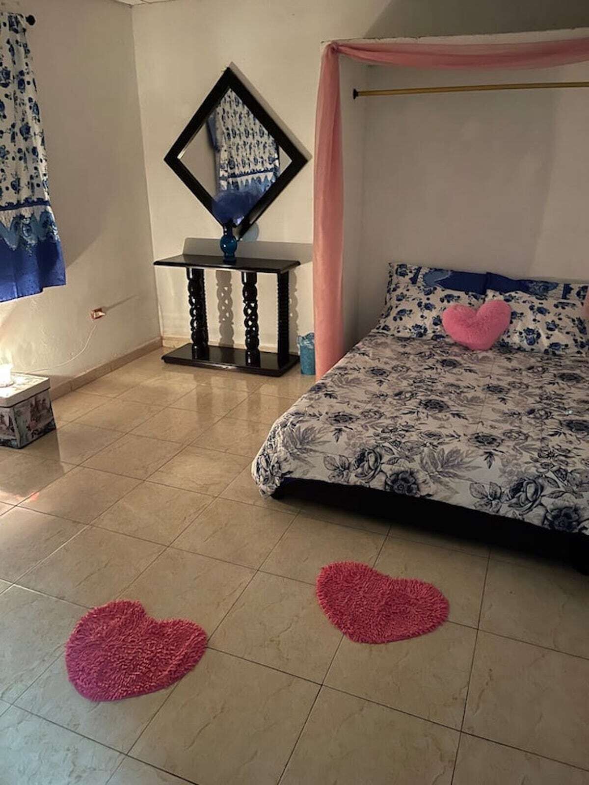 Mi casa, Tu casa / 2 bedroom with BALCONY ! Beach is walking distance 