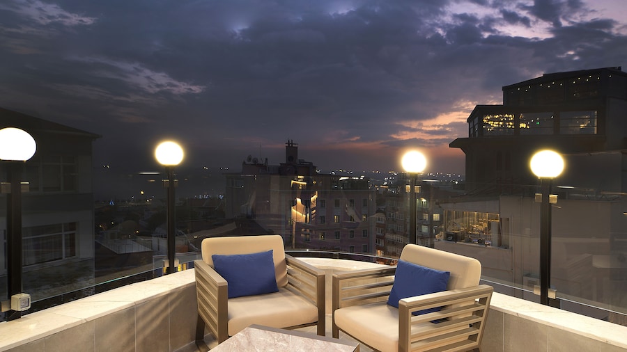 Aprilis Deluxe Hotel