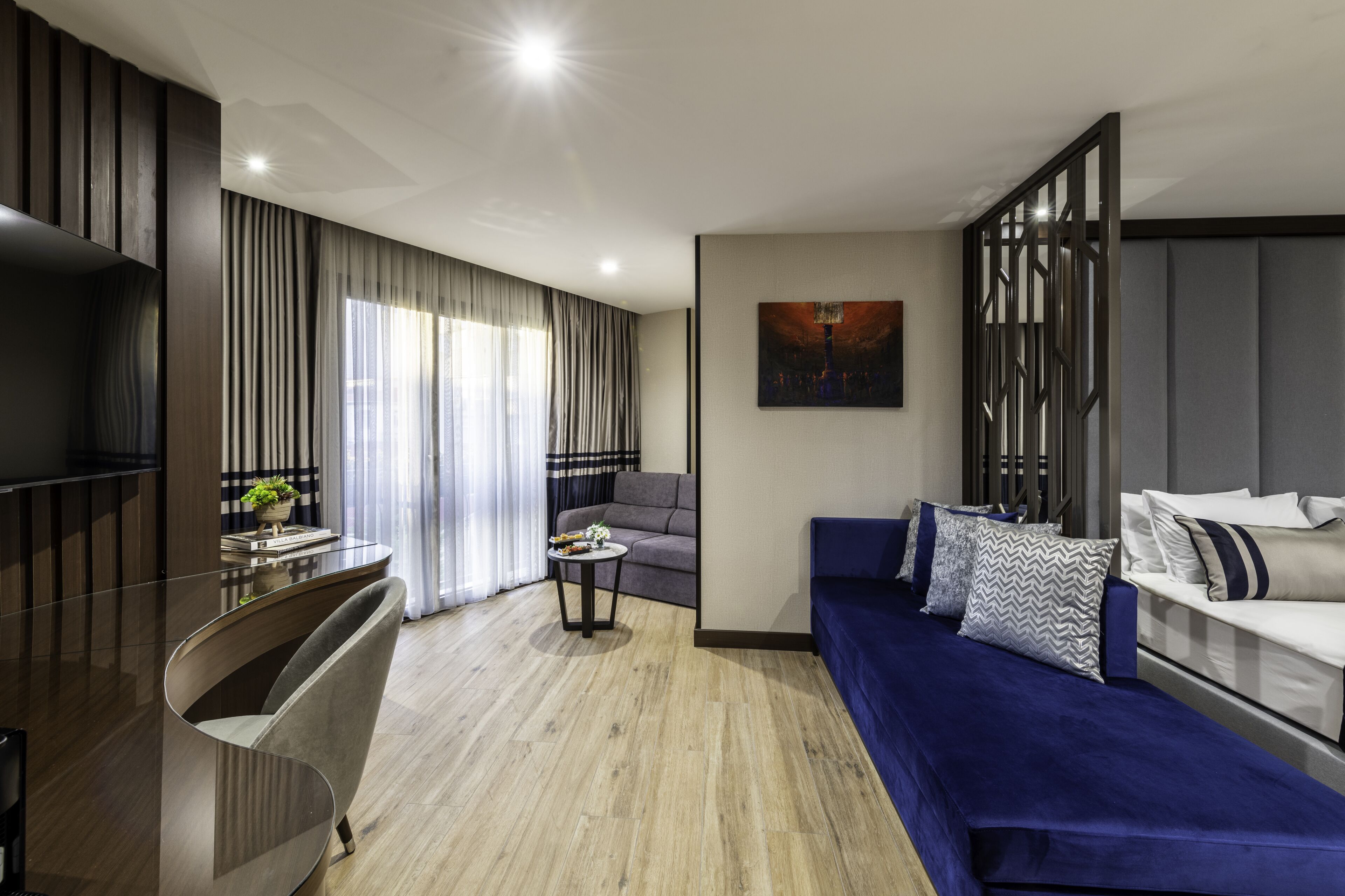 Deluxe-Studiosuite | Wohnbereich | 35-Zoll-Smart-TV mit Satellitenempfang, Fernseher