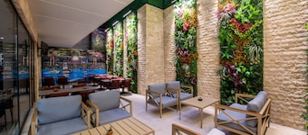 Aprilis Deluxe Hotel