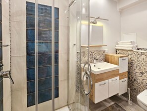 Douche, serviettes fournies