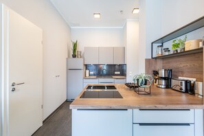 Kühlschrank, Ofen, Geschirrspüler, Wasserkocher mit Kaffee-/Teezubehör