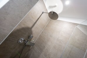 Chuveiro, secador de cabelo, toalhas de banho 