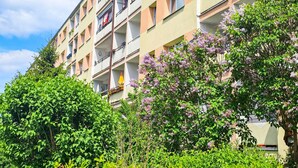 A multi-story residential building with balconies, a clear sky, and surrounding greenery. - Matejki - Ma05 (Swinoujscie)
