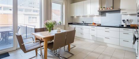 KĂŒhlschrank, Mikrowelle, Ofen, GeschirrspĂŒler