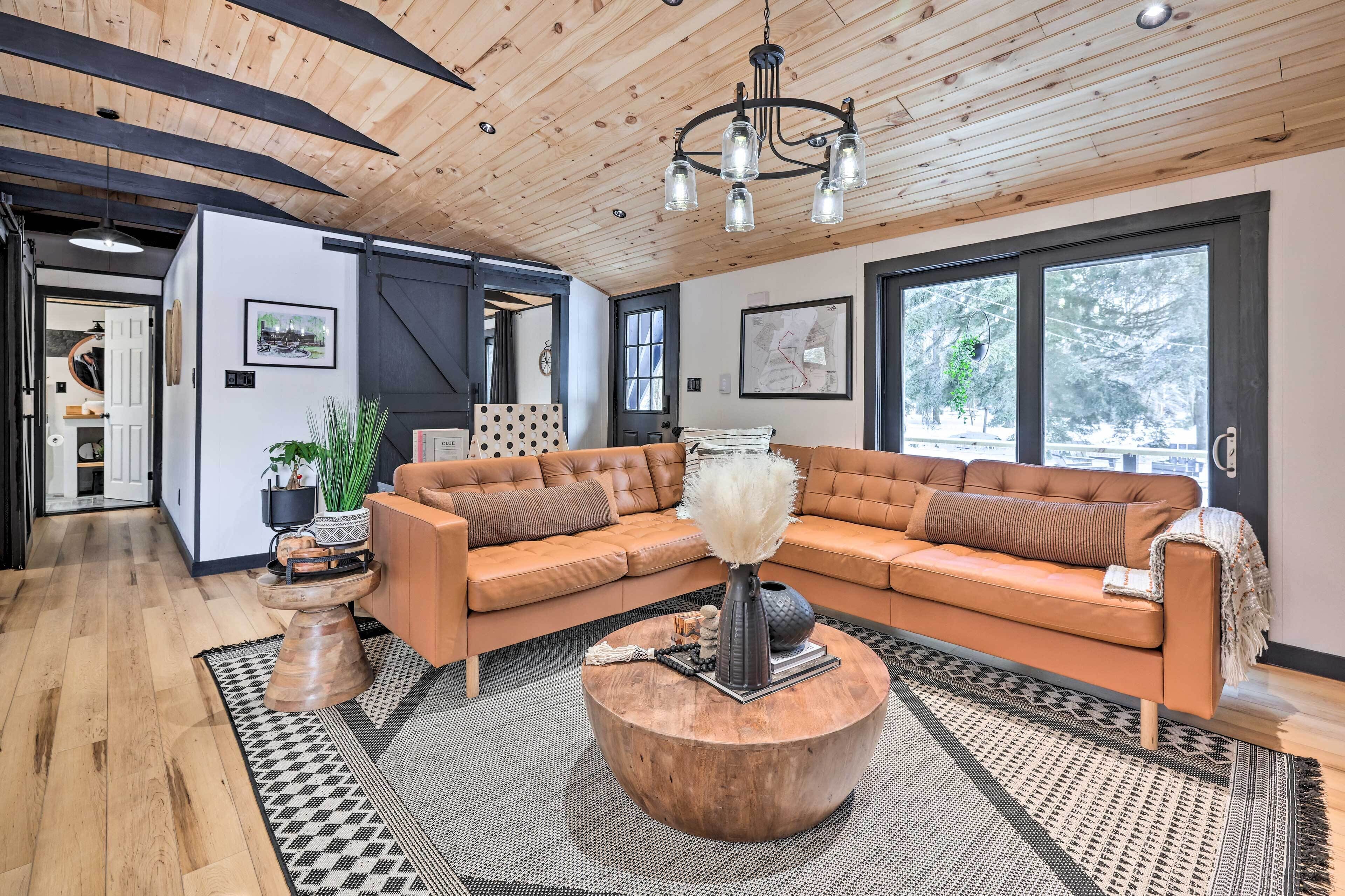 Pocono Lake Cabin w/ Hot Tub & Resort Amenities!