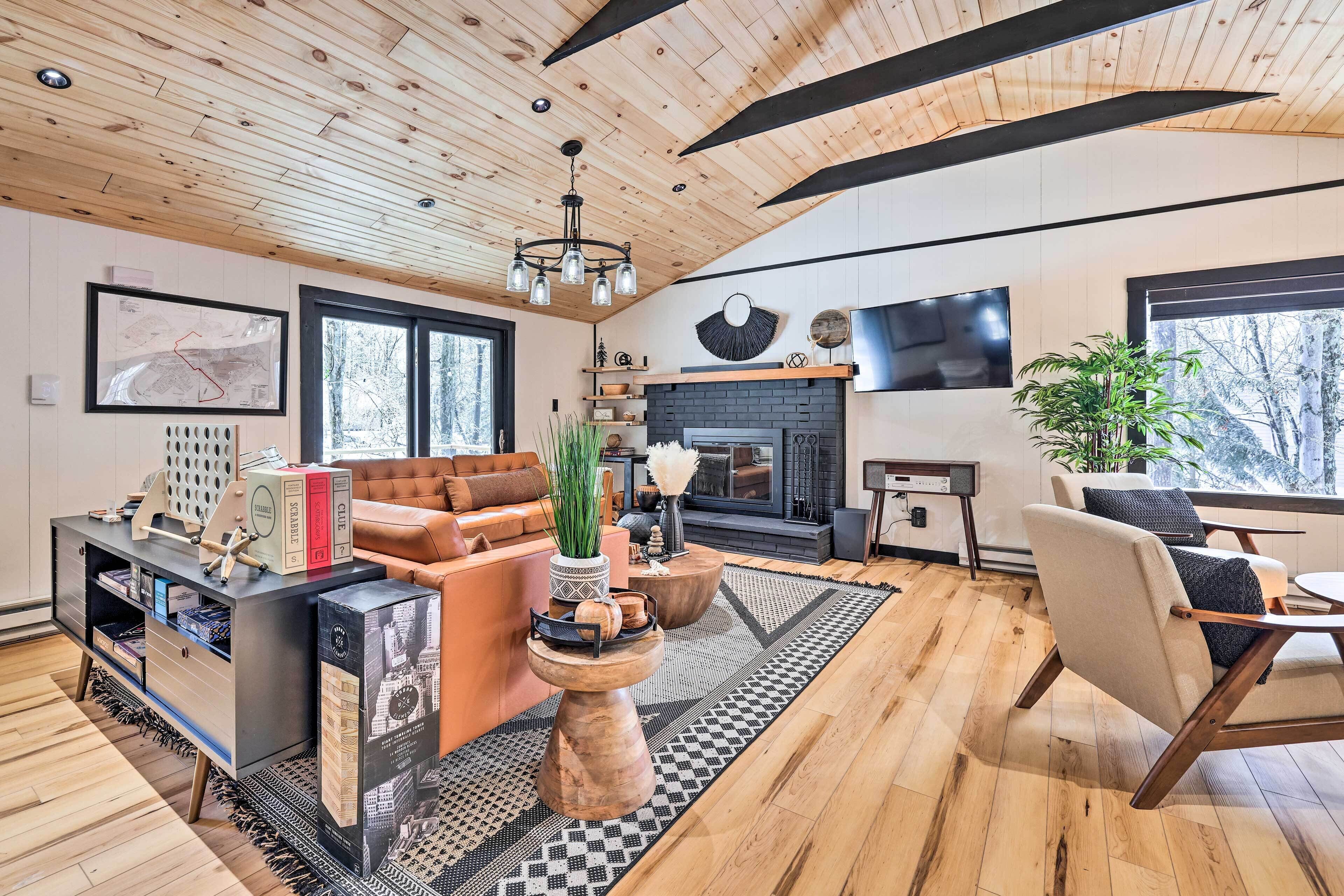 Pocono Lake Cabin w/ Hot Tub & Resort Amenities!