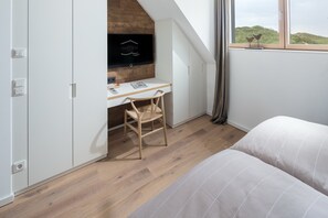 2 bedrooms, in-room safe, desk, travel crib