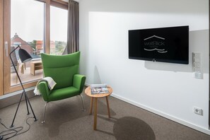 TV, fireplace
