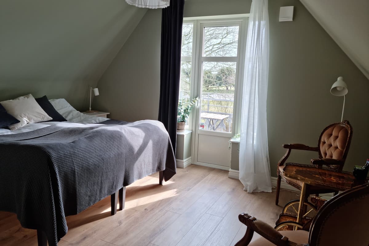 Habitación doble | Cuna de viaje, wifi gratis y ropa de cama